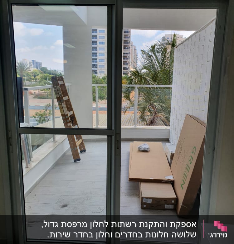 דלת הזזה מאלומיניום עם מסגרת זכוכית במרפסת